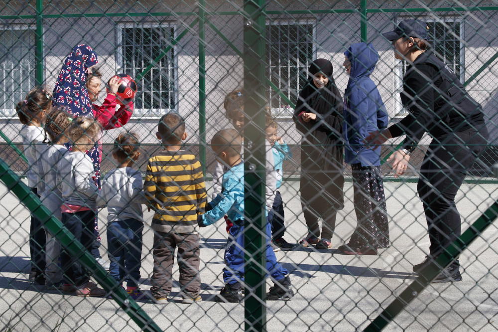 ČETVORICA DŽIHADISTA UHAPŠENA ČIM JE AVION SLETEO: Priština smestila 32 žene i 74 dece albanskih džihadista vraćenih iz Sirije u vojnu bazu!