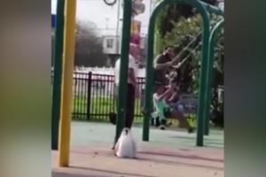 KAKVO ODUŠEVLJENJE! Kad je deka video dečje ljuljaške u parkiću nije mogao da im odoli! Njegova reakcija je urnebesna! (VIDEO)