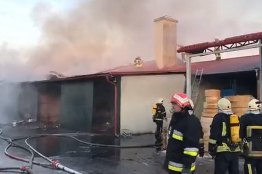 PAKAO U FABRICI HARTIJE: Požar uništio pogon u Koprivnici, vatrogasci od stihije spasli ključni deo (VIDEO)