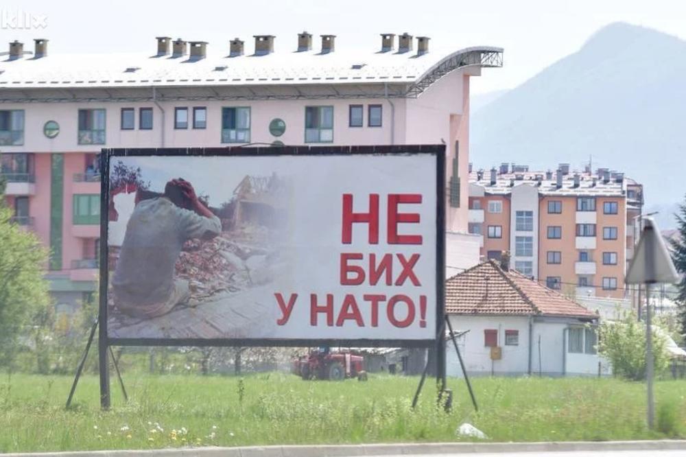 BiH NEĆE U NATO: Plakat sa jasnom porukom osvanuo na ulazu u Istočno Sarajevo! Slika žrtava bombardovanja 1999. godine sve govori! (FOTO)