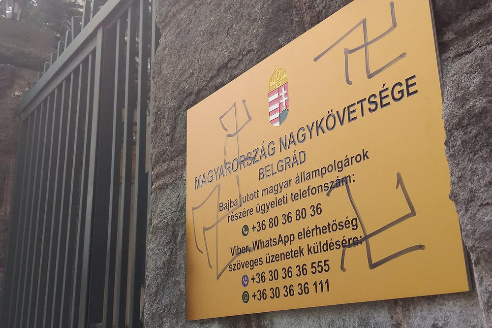 NA TABLAMA NAPISALI FAŠISTI, MARŠ IZ MOJE ULICE: Oskrnavljena zgrada Ambasade Mađarske u Beogradu, nacrtali i kukaste krstove! (FOTO)