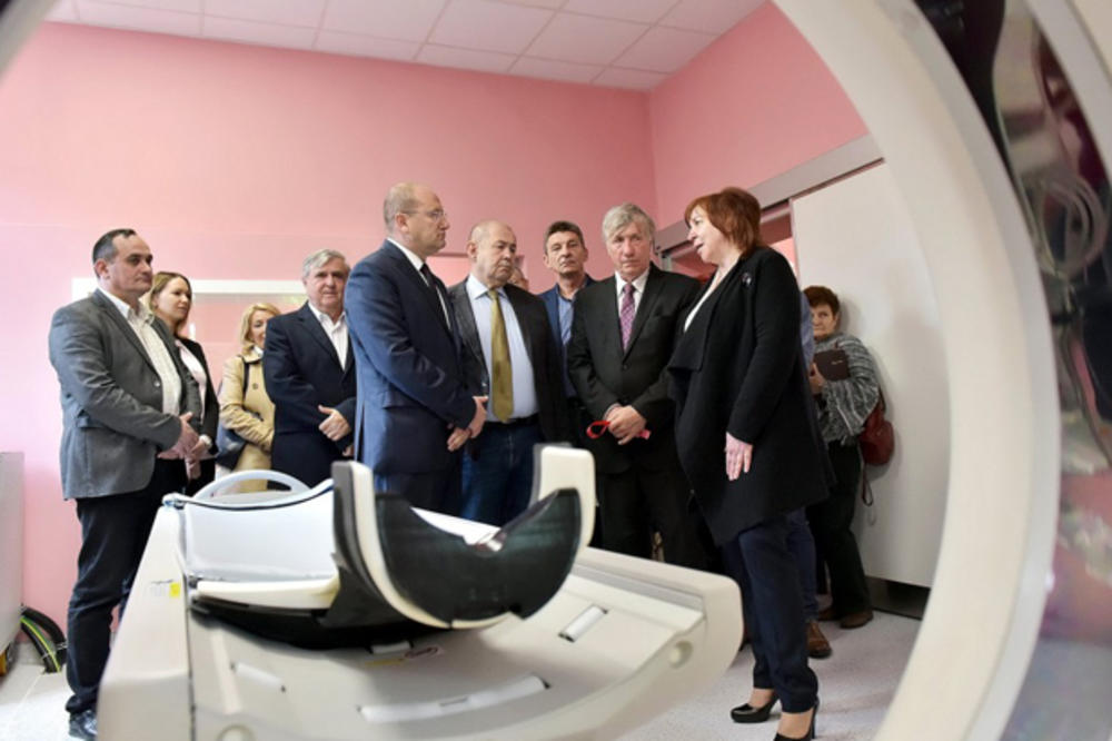 Pokrajinska vlada: Predsednik Skupštine APV Pastor i sekretar Gojković u poseti bolnici u Senti