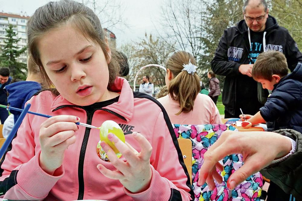 NARODNI OBIČAJI I VEROVANJA ZA VASKRS: Decu dotaći crvenim jajetom kako bi bila zdrava i rumena