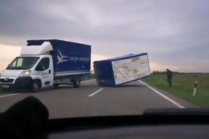 SEKUNDE DELILE OD TRAGEDIJE: Stravičan snimak sa srpskog puta, vetar napravio HAVARIJU, prevrnuo prikolicu kamiona! (VIDEO)