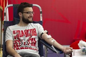 OSTVAREN ZACRTAN CILJ! Humani navijači Zvezde: Njih 903 dalo krv, a za ovaj gest su dobili dragocen poklon!