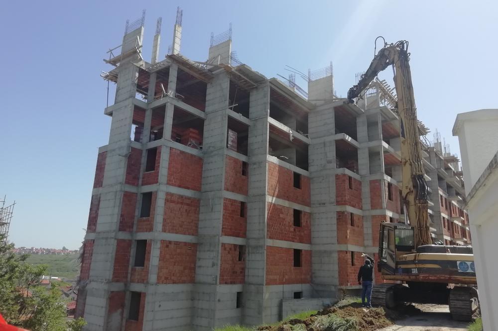 Divlja gradnja na Zvezdari: Počelo rušenje "mršave" zgrade
