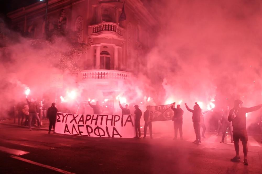 BRAĆA ZAUVEK! Partizanovci SPEKTAKULARNOM bakljadom ispred Grčke ambasade u Beogradu proslavili titulu PAOK-a! (FOTO)