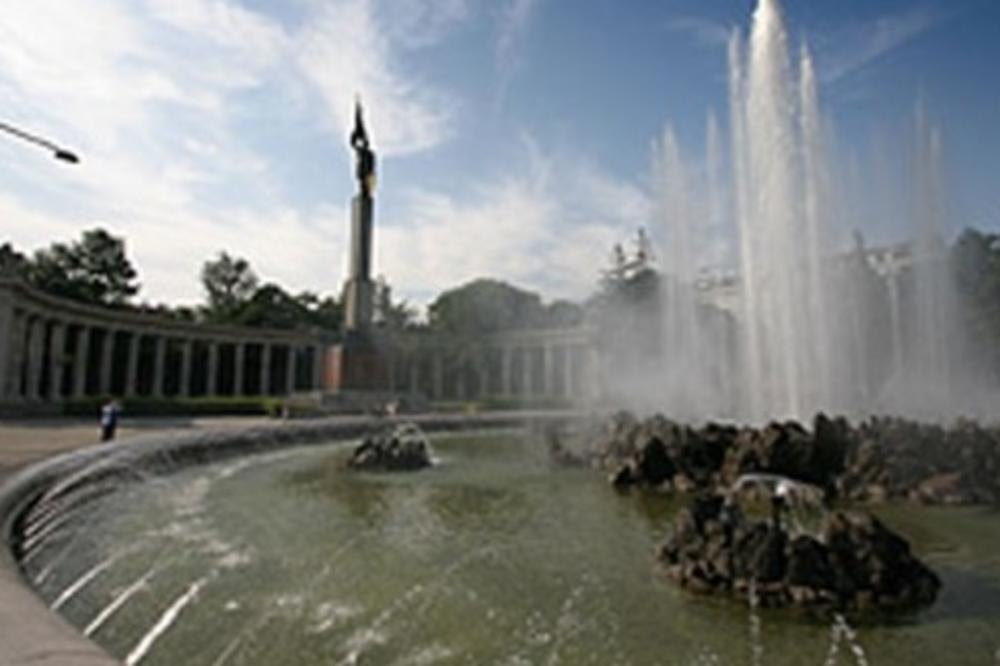 VANDALIZAM U BEČU: Išaran spomenik sovjetskim oslobodiocima u centru grada!