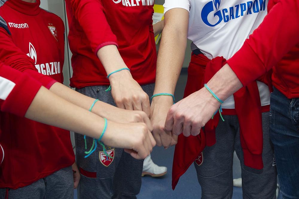 OBELEŽEN MEĐUNARODNI DAN FUDBALA I PRIJATELJSTVA: Fudbaleri Crvene zvezde i učesnici projekta posetili onkološku kliniku u Beogradu