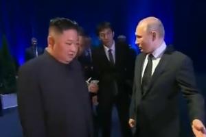 OŠTRA DIPLOMATIJA KIMA I PUTINA: Pogledajte poklone koje  su razmenila dva lidera posle sastanka u Vladivostoku! (VIDEO)