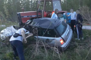 TEŠKA SAOBRAĆAJKA KOD PADINSKE SKELE: Mladić poginuo na licu mesta, posle direktnog sudara sa traktorom, još jedan muškarac teško povređen!