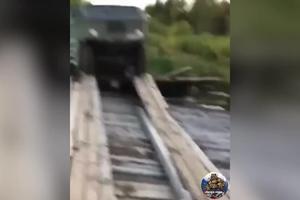 GLEDAO KO TO TAMO PEVA: Pomislio da kamion može tu da potera (VIDEO)