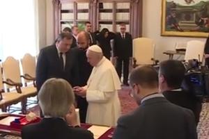 RAZMENA POKLONA U VATIKANU: Papa Franja primio pozlaćenu ikonu Svetog Save, a evo šta je dobio Dodik (VIDEO)