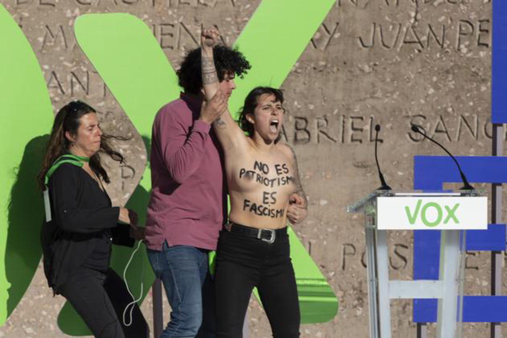 GOLIM GRUDIMA NA NACIONALISTE: Članice Femena u Madridu šokirale ekstremne desničare na njihovom mitingu (VIDEO +18)