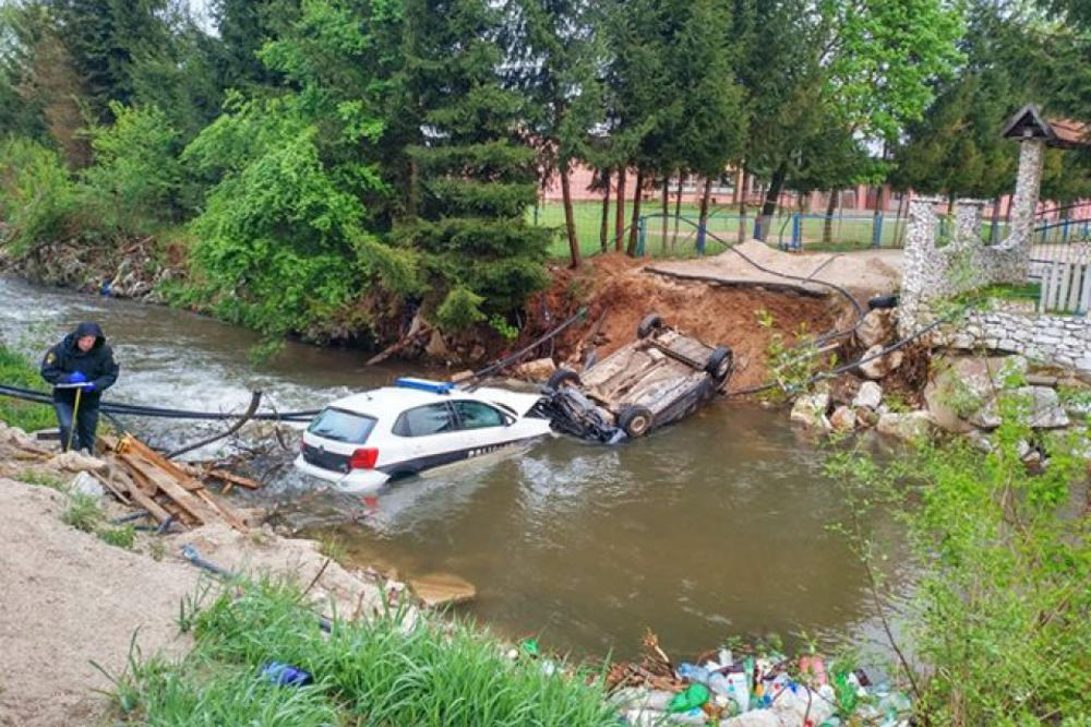 POLICAJCI JURILI BEGUNCE, ALI NIKO NIJE ZNAO DA MOSTA VIŠE NEMA: Potera u Novom Travniku se završila u reci! Kola skroz slupana (FOTO)