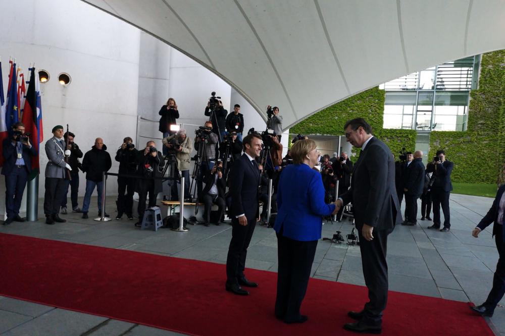 SAMIT U BERLINU!  Merkelova i Makron dočekali Aleksandra Vučića! Sastanak o Zapadnom Balkanu nastavljen radnom večerom! (FOTO, VIDEO)
