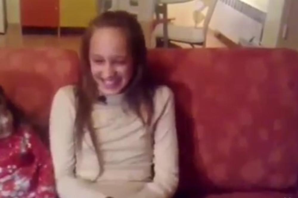 ŠOK VIDEO! DA LI PREPOZNAJETE OVAJ OSMEH?! Sa samo 11 godina komentarisala je rijaliti, a dete je poznatih roditelja! (VIDEO)