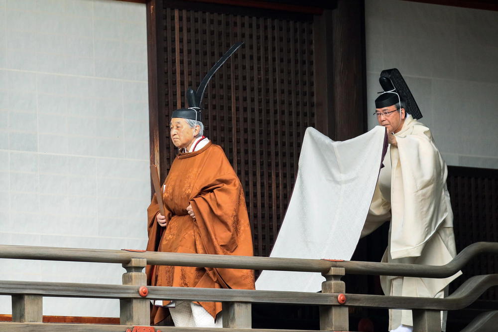 JAPANSKI CAR MOLITVOM POČEO CEREMONIJU NAPUŠTANJA PRESTOLA: Bio je prvi imperator koji se oženio građankom, odrekao se božanskog statusa! (FOTO)