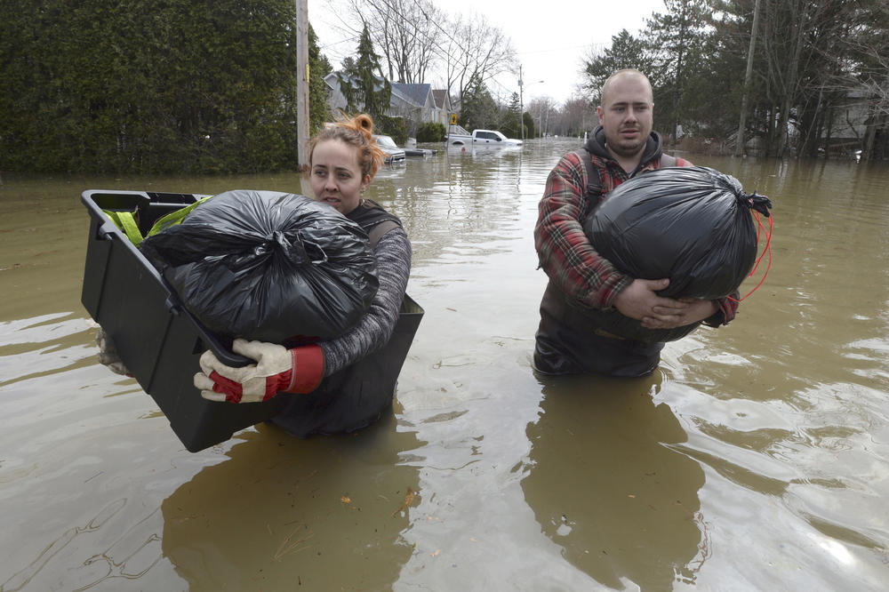 EVAKUISANO VIŠE OD 10.000 LJUDI: Poplave na istoku Kanade! Pukao nasip, izlila se reka! (FOTO)