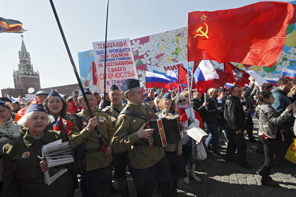HILJADE LJUDI SLAVI PRVI MAJ U MOSKVI: Marš organizovali komunisti, sve kao u stara vremena (FOTO, VIDEO)