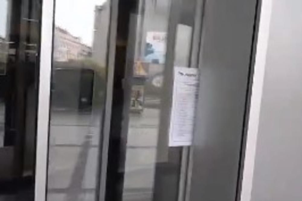 VIDEO NA FEJSU O KOJEM SE PRIČA: Na Glavnoj pošti u Novom Sadu radno vreme okačili na pokretna vrata?! Čik pogledaj ako možeš (VIDEO)