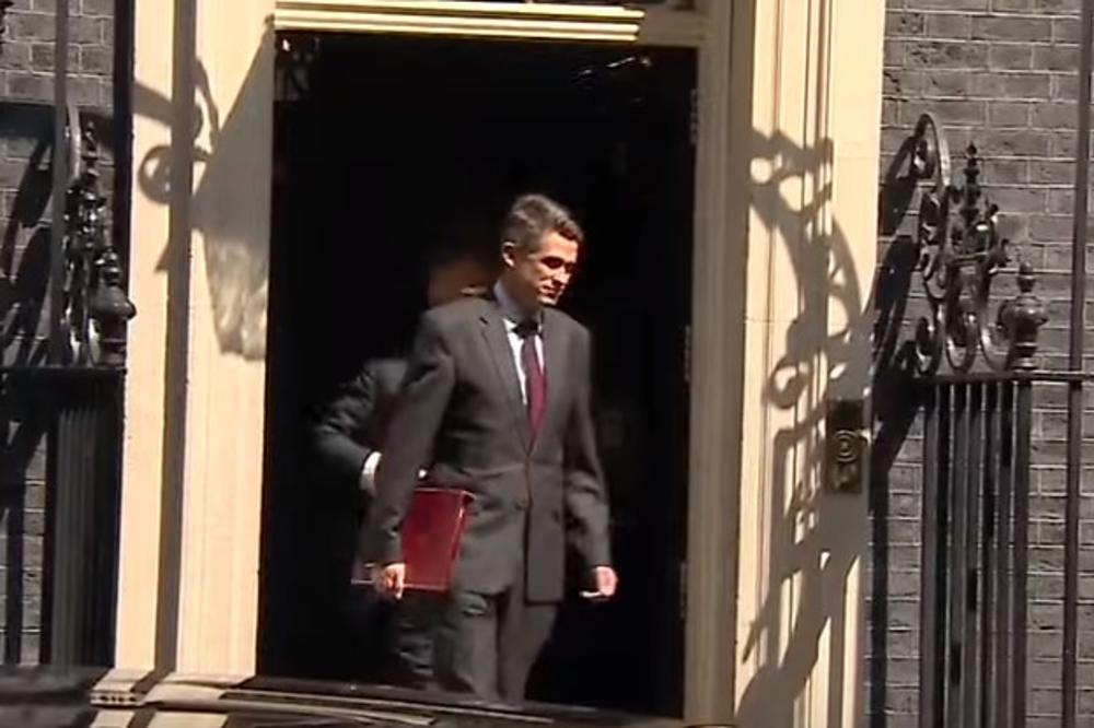ZBOG ODAVANJA TAJNE SMENJEN BRITANSKI MINISTAR ODBRANE: Gevin Vilijamson doveo premijerku u nezgodnu situaciju (VIDEO)