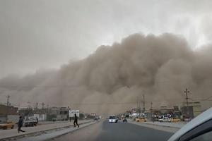 JEZIVO! DŽINOVSKI OBLAK GUTA SVE PRED SOBOM: Najmanje petoro MRTVIH u peščanoj oluji koja je pogodila Irak! (VIDEO)