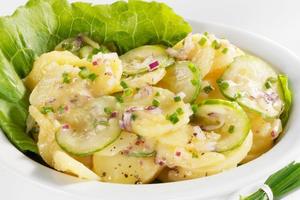 SAMO ZA ONE KOJI NE VOLE LUK: Zbog ove male izmene u receptu ćete krompir salatu jesti SVAKI DAN!