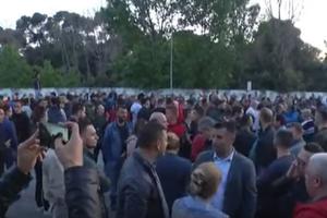 BLOKADA U ALBANIJI: Opozicija nastavlja proteste, jedini izlaz je PRELAZNA VLADA (VIDEO)