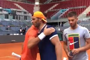 LJUTI RIVALI, ALI VELIKI PRIJATELJ: Pogledajte kako je izgledao susret Đokovića i Nadala u Madridu! (VIDEO)