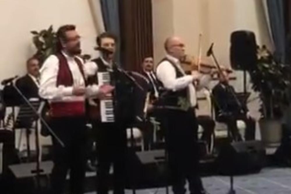 ERDOGAN SE POBRINUO DA RAZVESELI GOSTE: Dodik i Džaferović u Ankari večerali uz hitove Halida Bešlića! (VIDEO)