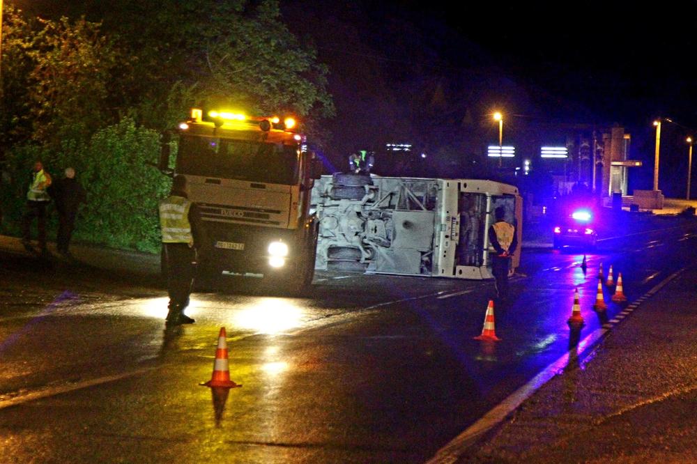 TEŽAK UDES NADOMAK BEOGRADA! Autobus sleteo s puta pa se prevrnuo, 4 osobe povređene! (FOTO)