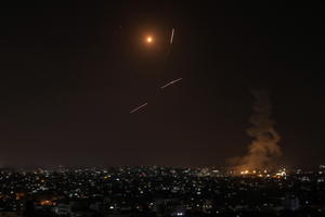 RAT NA BLISKOM ISTOKU! Palestinci zasuli Izrael sa 430 raketa za samo 24 sata, Izraelci odgovorili vazdušnim napadima! U udarima stradala i trudnica i njena beba (VIDEO)