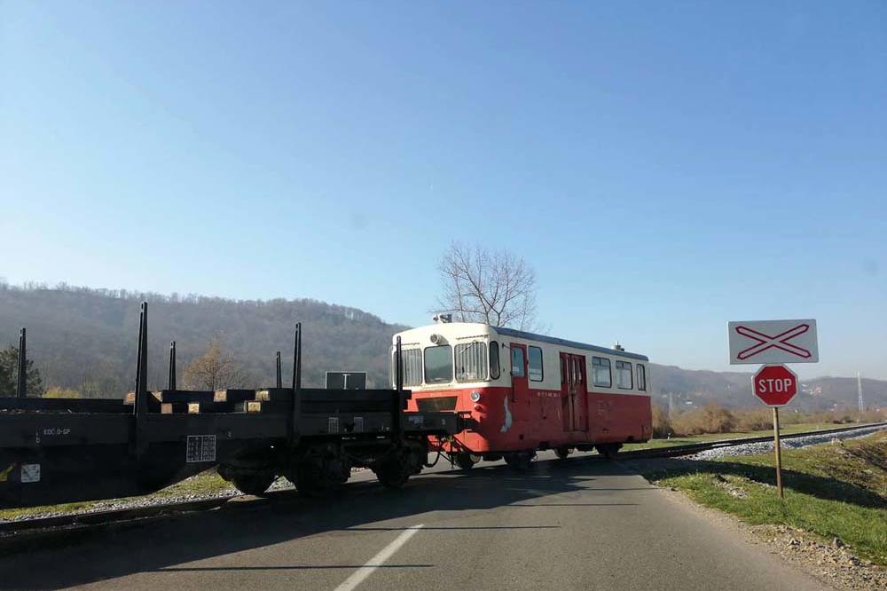 INCIDENT NA PRUŽNOM PRELAZU: Sudar teretnog voza i kombija na prelazu između Debljače i Kovačice