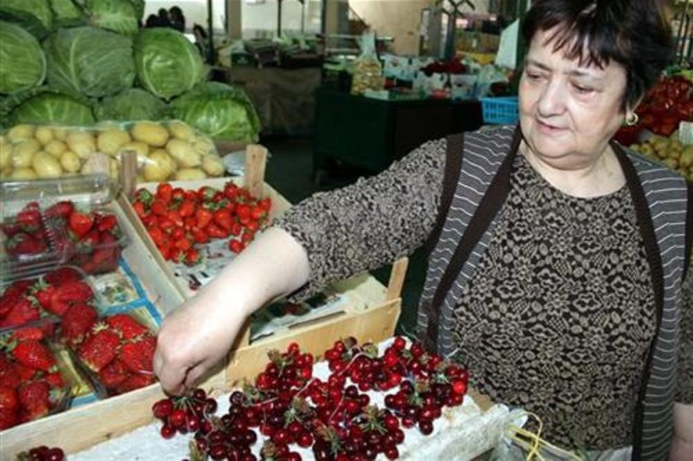 PRVI PUT OVE GODINE: Na gradskoj pijaci u Jagodini prodavane trešnje po četiri dinara za komad