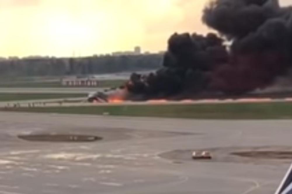 ISPLIVALI SNIMCI SIGURNOSNIH KAMERA NA MOSKOVSKOM AERODROMU: Evo šta se desilo sa avionom pre nego što je planuo! PRVO SLETANJE NEUSPEŠNO, DRUGO KOBNO  (VIDEO)