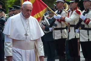 PAPA STIGAO U SKOPLJE: Poglavara Vatikana dočekali sa hlebom i solju