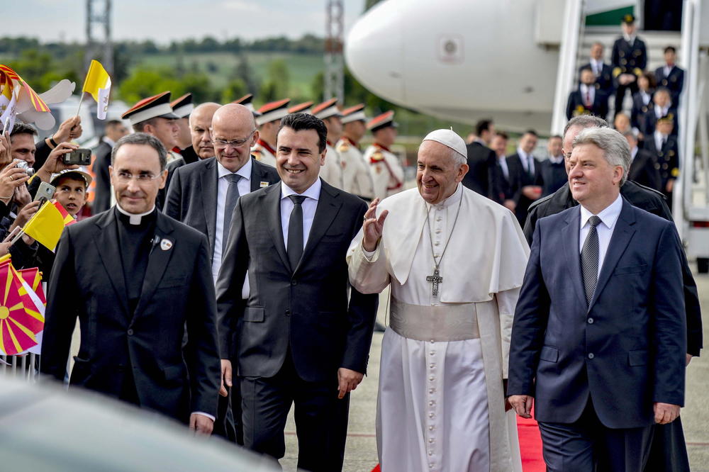 PAPA U SKOPLJU: Budite baklja mira, prihvatanja i integracije kultura, religija i naroda! (VIDEO, FOTO)