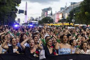 EVITE PARADIRALE U BUENOS AIRESU: Stotine ljudi maskirani u bivšu prvu damu Argentine (FOTO)