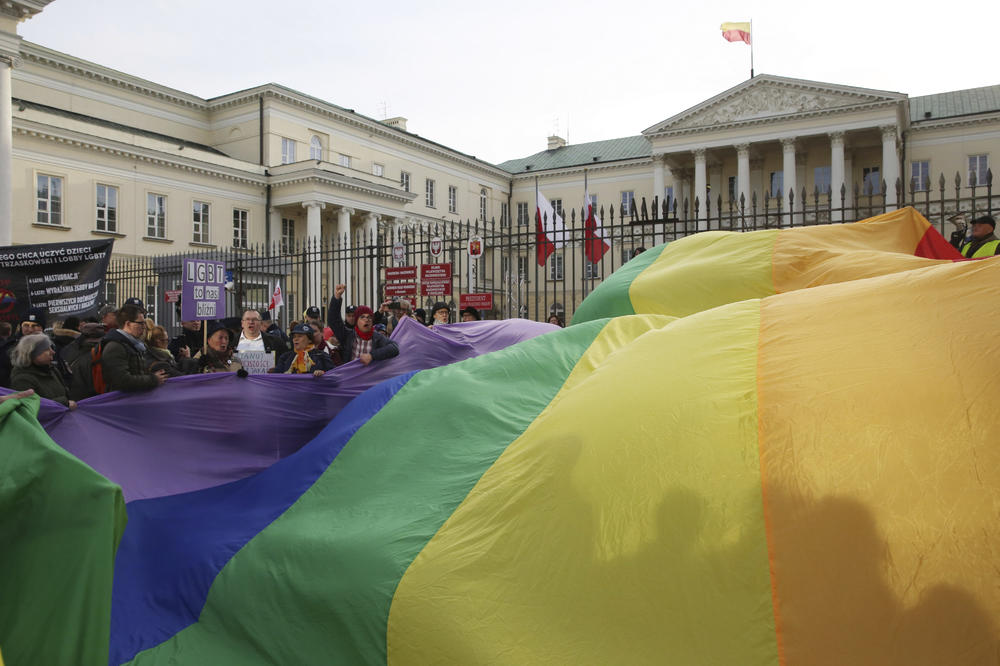 ŽENA UHAPŠENA ZBOG SKRNAVLJENJA NAJCENJENIJE IKONE U POLJSKOJ: Stavila LGBT boje na sliku, preti joj dve godine zatvora