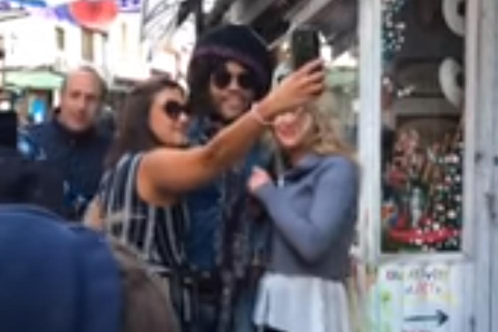 LENI KRAVIC NAPRAVIO PRAVU POMETNJU U MAKEDONIJI: Svetska muzička zvezda oduševila prolaznike na ulici, a zbog OVOG POTEZA pamtiće ga dugo Skopljani! (VIDEO)