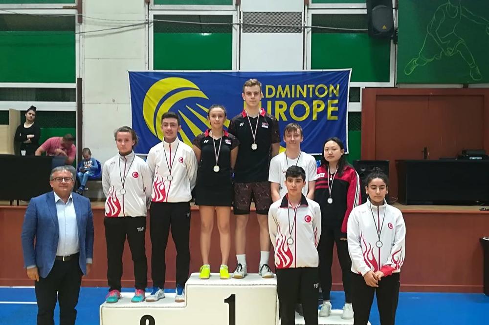 SJAJ SRPSKIH JUNIORA U BUGARSKOJ: Dva zlata i bronza za naše nade u badmintonu (FOTO)