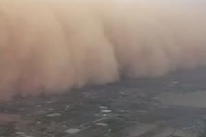 AVION JE IŠAO PRAVO KA APOKALIPTIČNOM OBLAKU: Dan se u trenu pretvorio u noć, mogli su da urade samo jedno! (VIDEO)