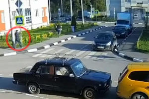 (UZNEMIRUJUĆI VIDEO) SAČEKUŠA UŽIVO: Maskirani napadač rešeta ruskog biznismena, ispalio 11 hitaca, žena sve gledala sa prozora!