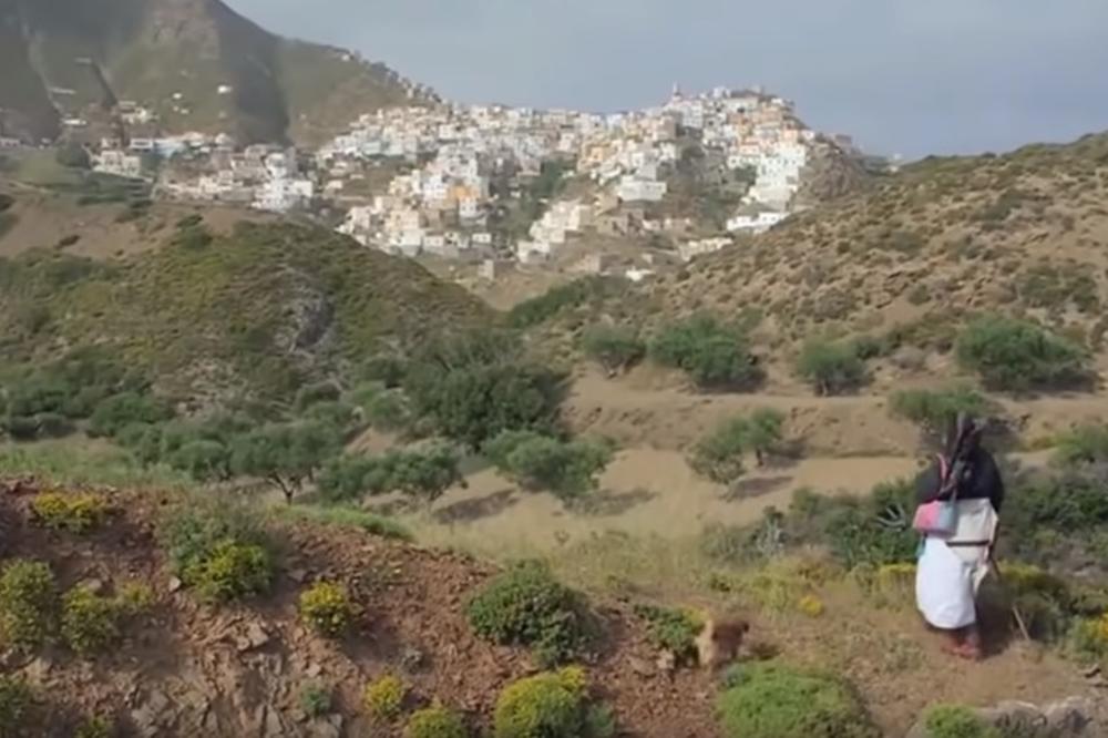MALO GRČKO OSTRVO ČUVA SVOJU MAGIJU: Ovo je mesto u kom su ŽENE GLAVNE, a vreme kao da je stalo, nema interneta, radnji ni pekara! (VIDEO)