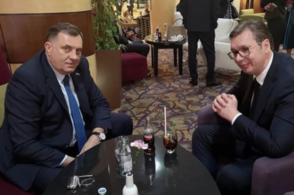 BRATSKI SUSRET U TIRANI: Vučić i Dodik zajedno za stolom, kratak predah uz osveženje između sastanaka (FOTO)