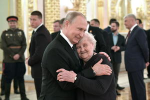 NJEN ZAGRLJAJ JE PUTINA OTOPIO: Evo ko je bakica (86) koja ima posebno mesto u životu ruskog predsednika (FOTO)