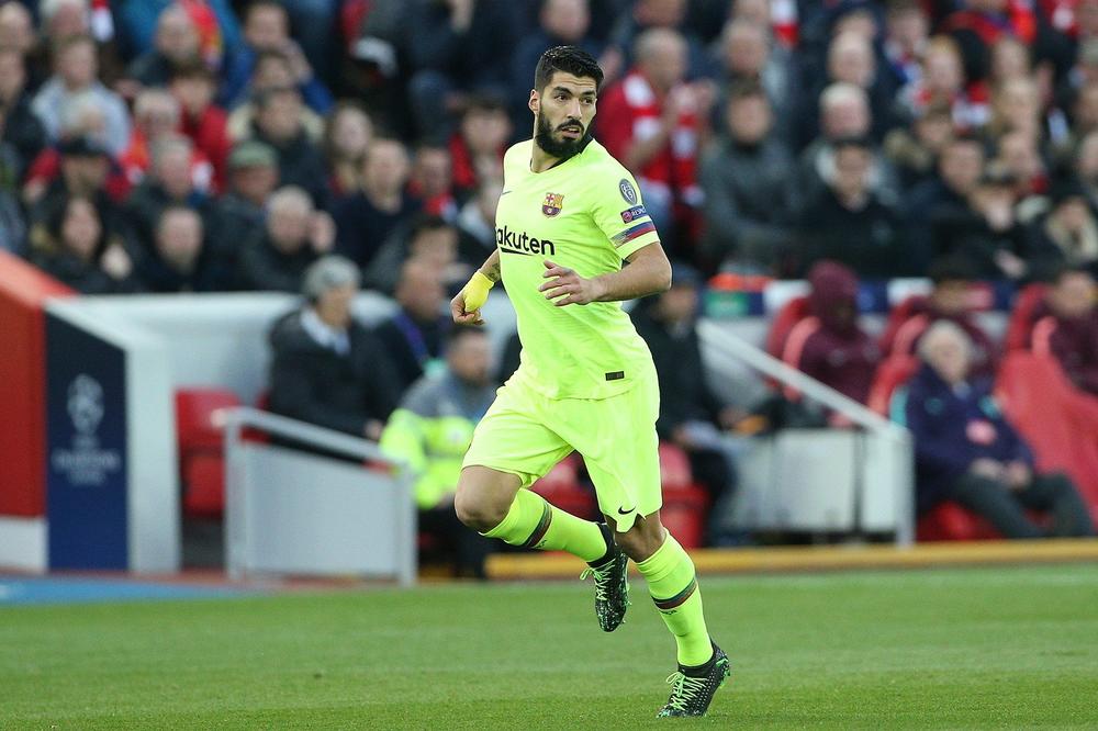 NOVI ŠOK ZA BARSELONU: Luis Suarez mora na operaciju kolena, sezona za njega završena?!