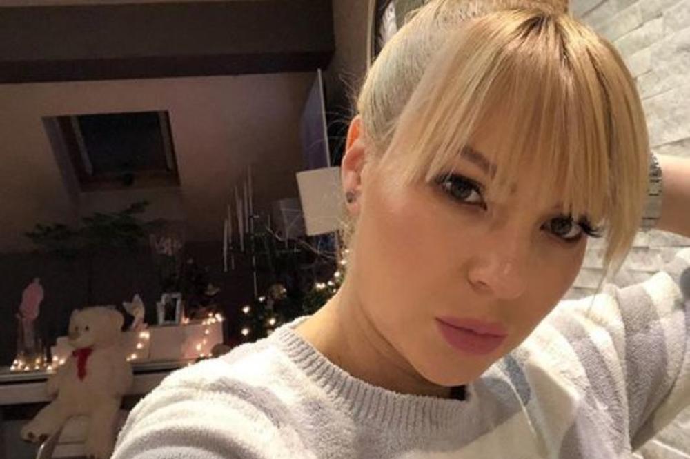 IVANA SELAKOV SA ŠESTOMESEČNOM BEBOM OTIŠLA U DUBAI! Pevačica nema kome nije rekla kako joj je ćerka podnela prvo putovanje avionom, a evo i ZAŠTO! (FOTO)