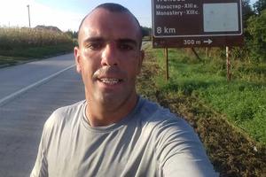KREĆE IZ LOZNICE, PA SVE DO HILANDARA: Aleksandar trči 918 kilometara kako bi skupio novac za lečenje malog Nikole (2)